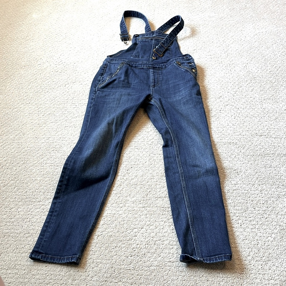 dark rinse denim overalls w zippered pockets and detailed waistband on the back